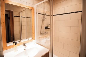 Shower, free toiletries, hair dryer, towels - Portillo 205 Spacious and Bright Apartment in the Heart of Val d’Isère (Val-d'Isère)