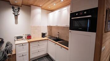 Een koelkast, een microgolfoven, een oven, een kookplaat