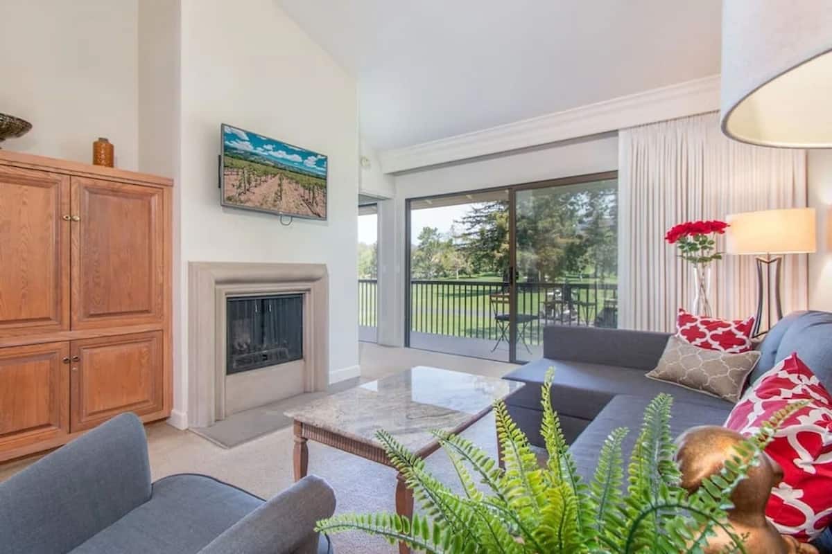 Premier Condo, Golf View | Living area