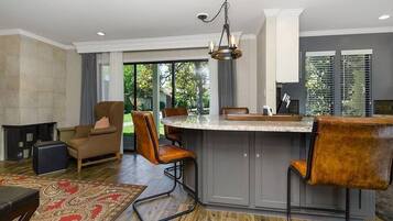 Appart'hĂŽtel Deluxe, vue jardin | Salle Ă manger