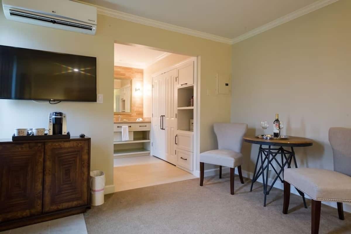 Comfort Studio, Pets Allowed, Garden View | Desk, laptop workspace, iron/ironing board, free WiFi