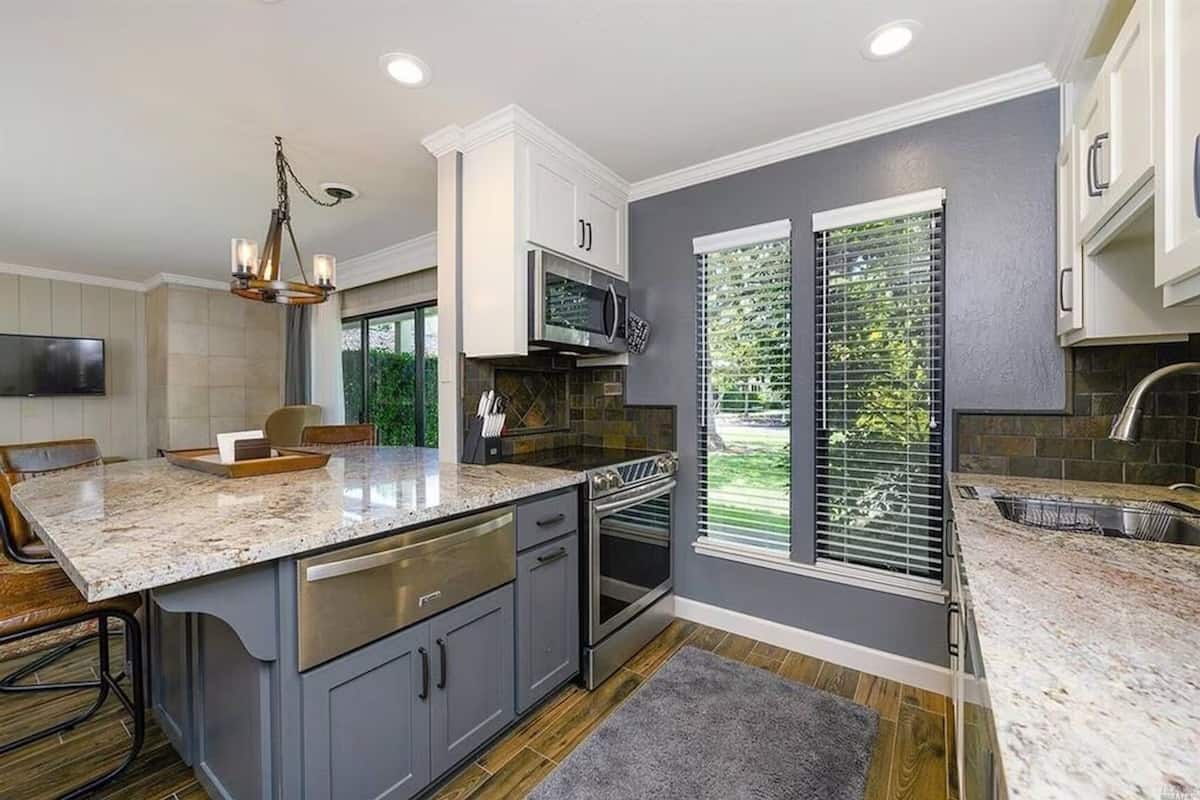 Deluxe Condo, Garden View | Private kitchen