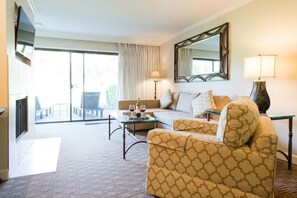 Apartamento superior, Aire acondicionado, vistas al campo de golf | Zona de estar | Televisión de pantalla plana de 55 pulgadas con canales digitales