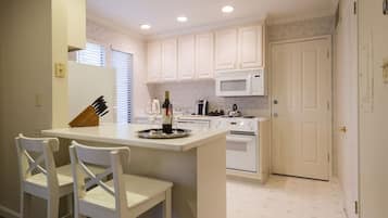 Comfort Condo, Garden View | Private kitchen | Espresso maker, coffee/tea maker, electric kettle