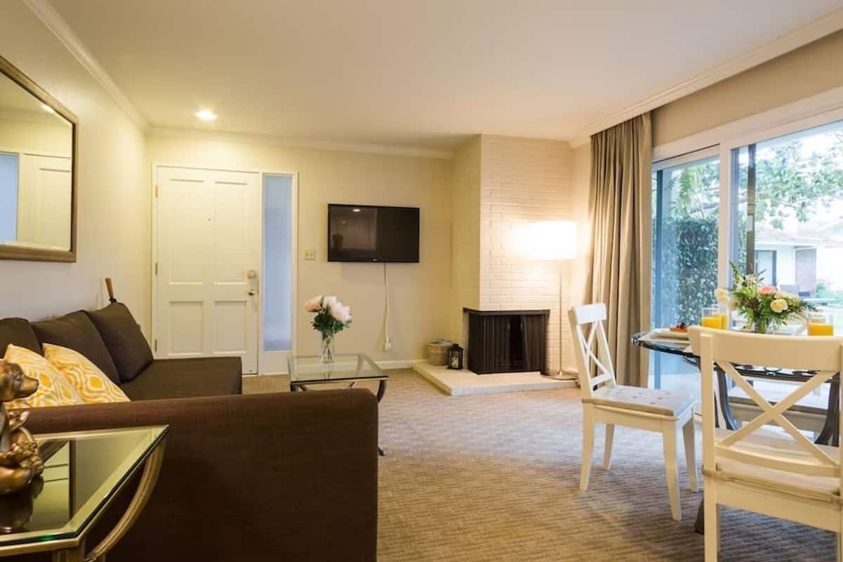 Comfort Condo, Garden View | Living area