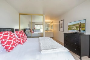 Exclusive Condo, Golf View | Desk, laptop workspace, iron/ironing board, free WiFi