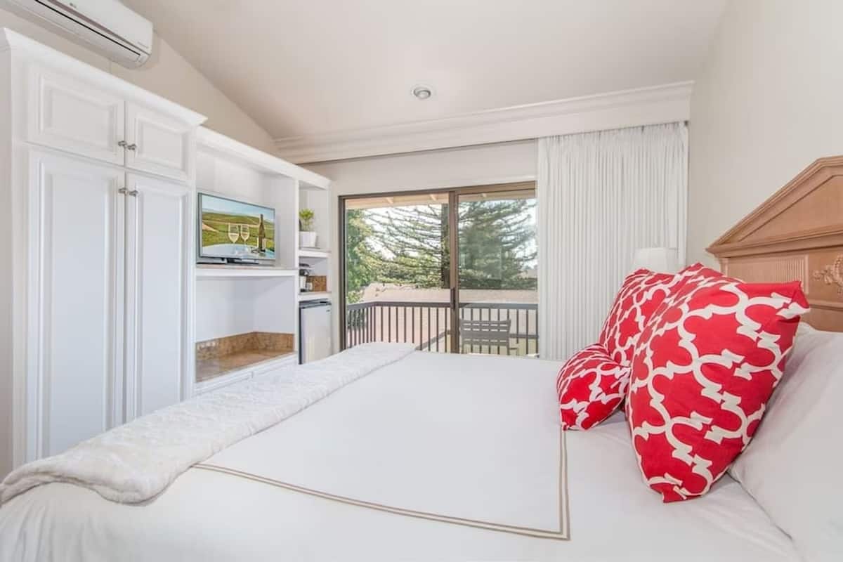 Premier Condo, Pets Allowed, Garden View | Desk, laptop workspace, iron/ironing board, free WiFi