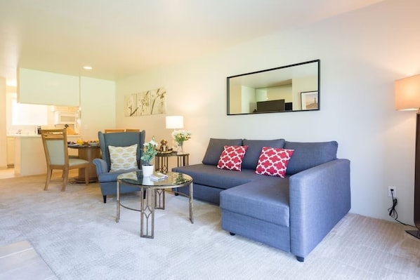 Exclusive Condo, Golf View | Living area