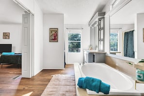 5 bedrooms, iron/ironing board, free WiFi, bed sheets