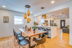 Dining - Fox Garden Luxury Boho Near Downtown & Beach (Fort Lauderdale)