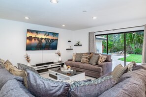 テレビ、卓球台