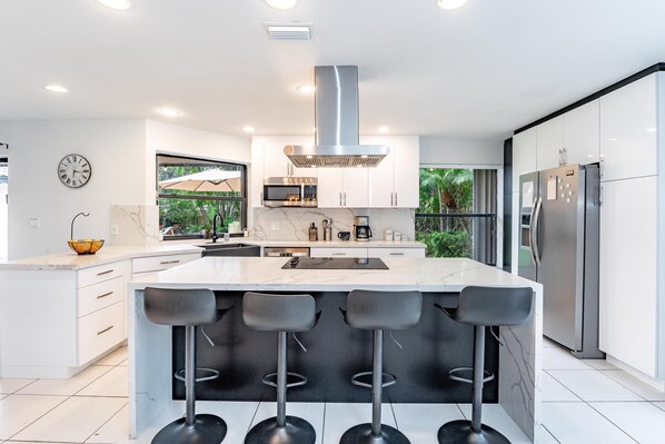 冷蔵庫、電子レンジ、オーブン、コンロ