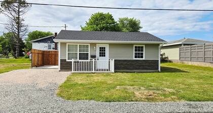 Maxwell House - Entire House on Quiet Street!