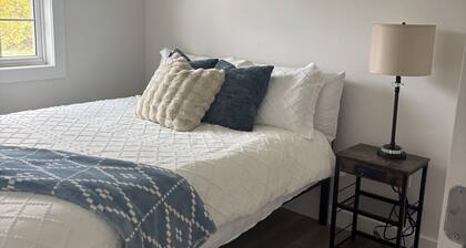 Maxwell House - Entire House on Quiet Street!