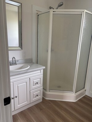 Dusche, Handtücher, Toilettenpapier