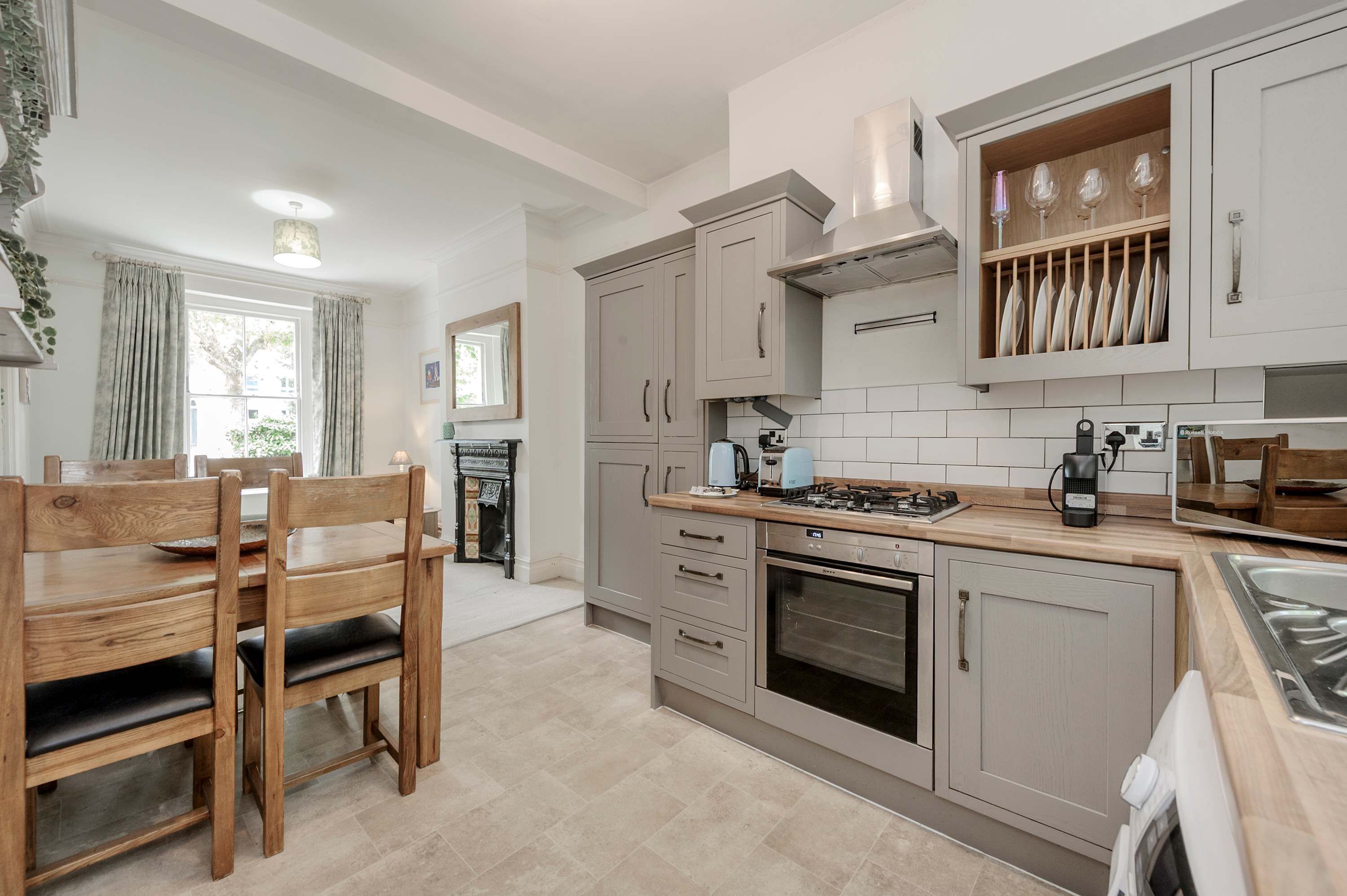 2 عدّة غرف نوم وخدمة الإنترنت