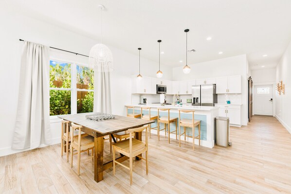 Fridge, microwave, oven, stovetop - Casa Rio-Playa- New 4BR Retreat w/ Pool (Jensen Beach)