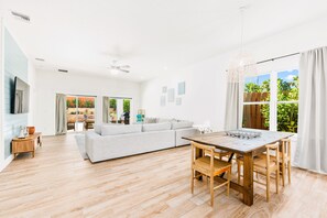 Smart TV, video games, books - Casa Rio-Playa- New 4BR Retreat w/ Pool (Jensen Beach)