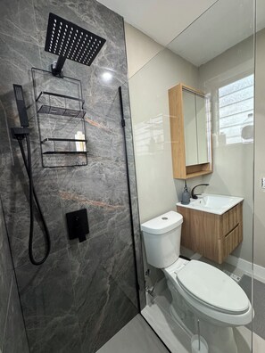 Shower, hair dryer, towels, soap - Fabulous 2-bedroom apartment in Miami Beach. Just steps from the beach. (Miami Beach)