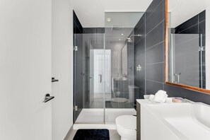 Bañera con ducha, secador de pelo, toallas, jabón