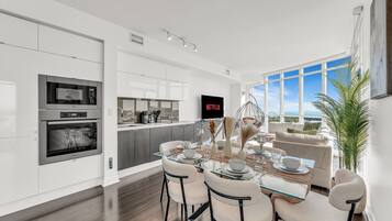 Tavanomainen huoneisto | Yksityinen keittiö | Täysikokoinen jääkaappi, mikroaaltouuni, uuni, liesi