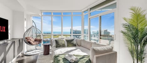 Appartement Prestige | Aire de séjour | Téléviseur à DEL de 45 po avec télévision par cùble