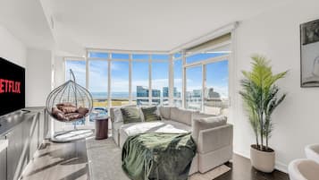 Apartamento tradicional | Zona de estar | Televisión LED de 45 pulgadas con canales por cable