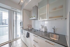 Refrigerador con freezer, microondas, horno, placa de cocina