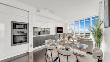 Apartamento premium | Cozinha privada | Geladeira grande, micro-ondas, fogão, cooktop