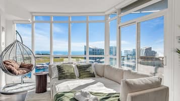 Traditionel lejlighed | Opholdsområde | 45-tommers LED-tv med kabelkanaler