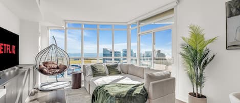 Traditionell lägenhet | Vardagsrum | 45-tums LED-tv med kabelkanaler