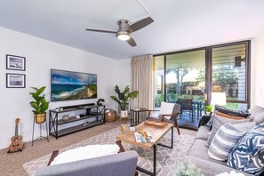 Apartamento Confort, vistas al jardín | Zona de estar | Una Smart TV, Netflix, servicios de streaming