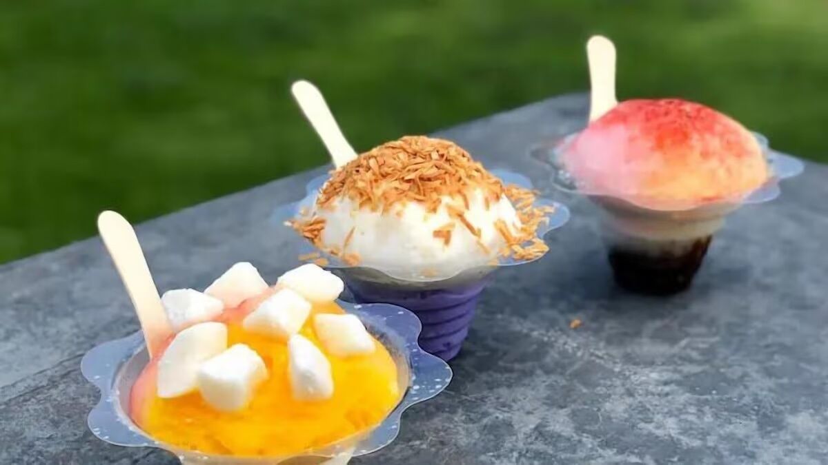 Trois cornets de glace sur une table.