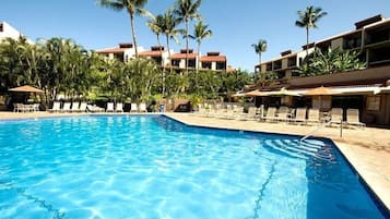 室外泳池;泳池傘、躺椅