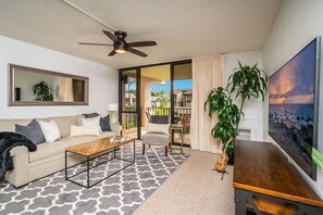 Departamento Deluxe, vista parcial al océano | Área de sala de estar | Smart TV, Netflix y servicios de streaming 