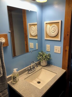 Secador de cabelo, toalhas de banho, sabonete, papel higiênico