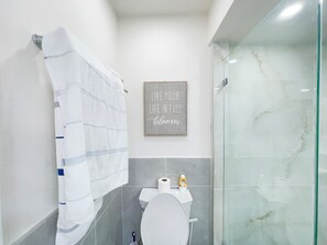 Sèche-cheveux, serviettes fournies, savon, papier toilette