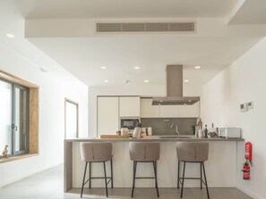 Fridge, oven, dishwasher, coffee/tea maker