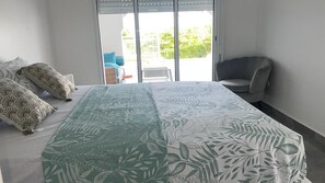 Nhà tiện nghi đơn giản, quang cảnh hồ bơi