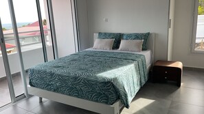 Nhà tiện nghi đơn giản, quang cảnh hồ bơi