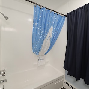 Serviettes fournies, papier toilette