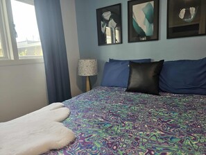 2 bedrooms, internet, bed sheets