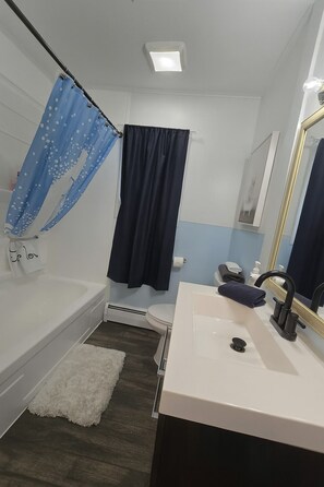 Toalhas de banho, papel higiênico