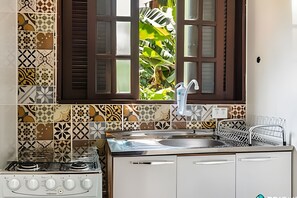 Fridge, oven, cookware/dishes/utensils