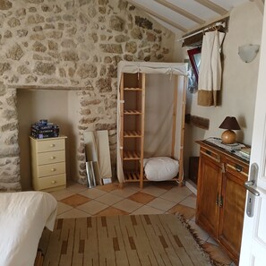 1 bedroom, bed sheets