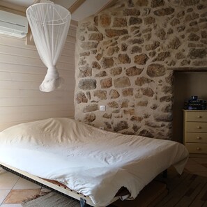 1 bedroom, bed sheets