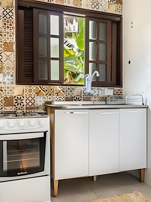 Køleskab, ovn, køkkentøj/tallerkener/redskaber