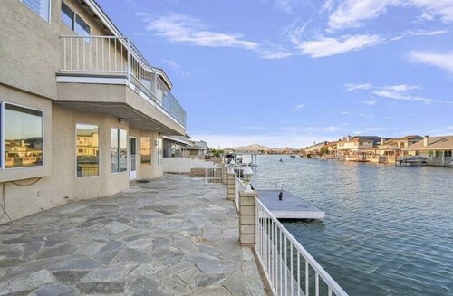 Cool 4-bedroom house with AC in Victorville- Pool Table, On the Lake