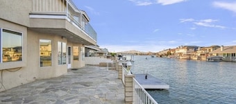 Cool 4-bedroom house with AC in Victorville- Pool Table, On the Lake