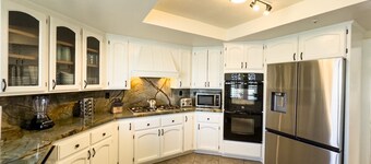 Cool 4-bedroom house with AC in Victorville- Pool Table, On the Lake